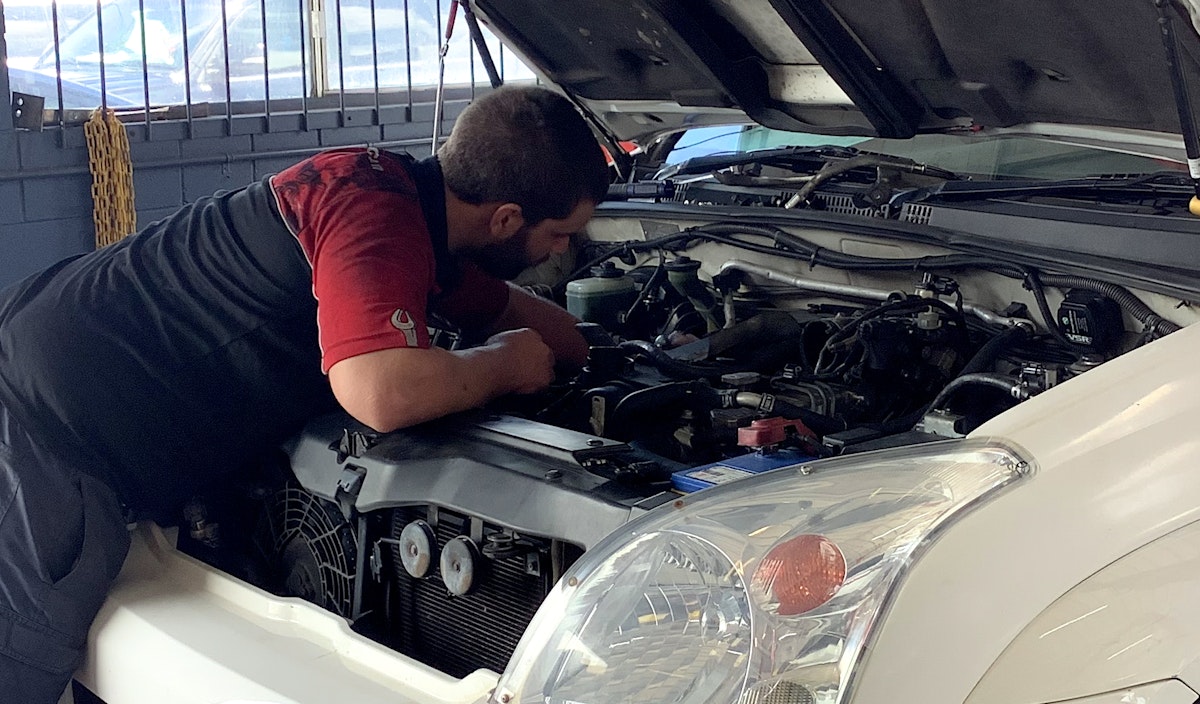 Caloundra Mechanic Fixing Engine